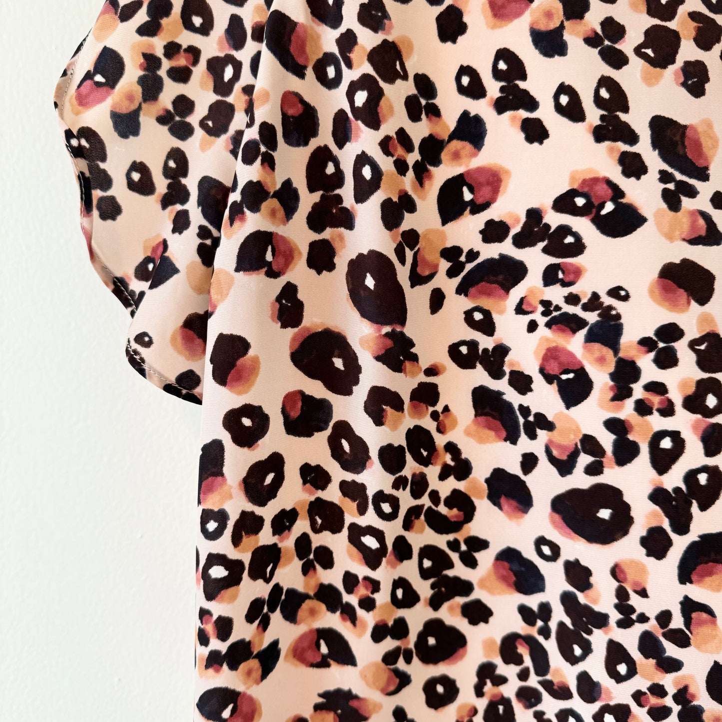 Cupcakes and Cashmere Rose Leopard Ruffle-Sleeve Shift Dress (L)